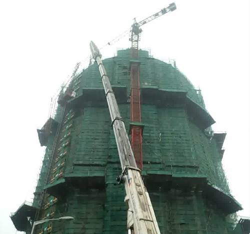 睢县吊车在工地上作业